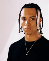 Collar con cadena de plata de ley 925 y dos colgantes hechos a mano: una estrella con textura y una piedra negra facetada de ónix.