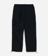 Pantalón cargo negro de corte recto, con bolsillos laterales con solapa, cintura elástica con cordón de ajuste y diseño convertible en bermuda.