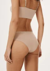 Pack de tres bombachas de corte bikini confeccionadas en tejido de punto suave color beige, con detalle de logo bordado en el lateral.