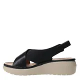 Sandalias de plataforma con tiras cruzadas en el empeine, una de ellas con textura cuadriculada. Cuenta con tira ajustable en el talón con hebilla metálica y suela de goma antideslizante.