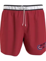 Short de baño rojo con cintura elástica blanca, cordón ajustable y logo de Tommy Hilfiger estampado en la pierna derecha.