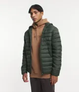 Campera puffer ultraligera de color beige, con diseño acolchado de gajos horizontales, capucha incorporada, cierre frontal y bolsillos laterales con cremallera. Confeccionada en poliamida con relleno de poliéster.