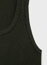 Musculosa verde oscuro de punto canalé, cuello redondo y corte ajustado.