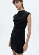 Vestido corto entallado de terciopelo negro con estampado de leopardo devoré. Presenta cuello redondo, diseño sin mangas y detalles drapeados en la cintura.