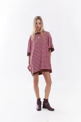 Vestido corto de tejido de punto con diseño de rayas horizontales en tonos rojo y rosado, con detalles en color marrón en el cuello, puños y ruedo. Presenta un ajuste relajado, mangas cortas y detalle de bordado frontal.