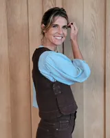 Chaleco de denim con diseño a rayas verticales, cuello redondo y corte recto. Presenta pespuntes en contraste y detalle de aberturas en los laterales.