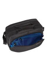 Bolso de viaje tipo maletín de cabina Thule, color negro, con compartimento acolchado para laptop, panel organizador frontal con sistema PowerPocket y bolsillo con bloqueo RFID. Incluye asas superiores y correa de hombro desmontable.