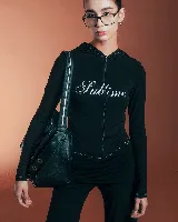 Campera negra ajustada con capucha y cierre frontal. Presenta mangas largas y un estampado con la palabra "Sublime" en cursiva color blanco.