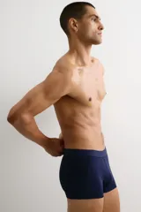 Pack de tres calzoncillos tipo trunk de color azul marino, con cintura elástica y costuras planas. Confeccionados con tecnología Lycra® Xtra Life™.