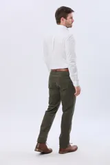 Pantalón de pana de corte recto y cinco bolsillos, con cierre de botón y cremallera, y detalles metálicos personalizados.