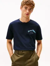 Remera de cuello redondo y manga corta, confeccionada en algodón regenerativo. Presenta un diseño liso en color azul marino con el logo de la marca bordado en el pecho en tonos celestes.