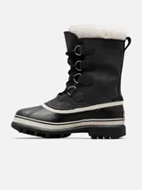 Bota de nieve Sorel modelo Caribou, con diseño impermeable de caña alta. Presenta una estructura de nubuck negro con costuras selladas, base de goma vulcanizada resistente al agua y forro interior de fieltro con borde de pelo sintético tipo Sherpa.