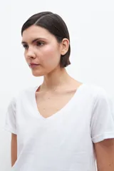Remera blanca de algodón con escote en V y mangas cortas.