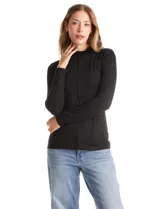 Polera de cuello mock en tejido de hilado fino, con manga larga y detalle de pespunte vertical en el centro del frente.