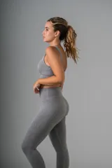 Calza deportiva gris jaspeado de tiro alto y tela gruesa.