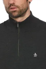 Sweater de punto con cierre frontal parcial de un cuarto, cuello alto y manga larga. Presenta el logo de la marca bordado en el pecho.