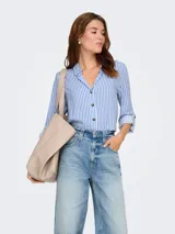 Camisa de viscosa sostenible de manga larga con opción de enrollado, escote en V con cuello camisero, cierre frontal de botones y un bolsillo aplicado en el pecho.