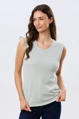 Musculosa de algodón color beige, de corte clásico con cuello redondo y diseño liso.