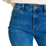 Jeans de corte recto y tiro alto, confeccionados en denim azul clásico con diseño de cinco bolsillos, cierre con cremallera y detalles de marca en remaches y parche trasero.