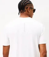 Remera de hombre Get Over, modelo Regular Dry de manga corta y cuello redondo, confeccionada en poliamida con tecnología de secado rápido y aplicaciones reflectivas.