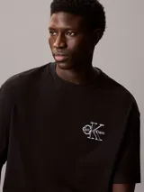Remera Calvin Klein de algodón suave color negro, con cuello redondo, manga corta y corte regular. Presenta el monograma distintivo de la marca bordado en el pecho.
