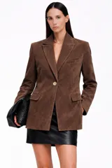 Blazer de gamuza marrón con solapas clásicas, cierre frontal de un botón y bolsillos laterales con solapa.
