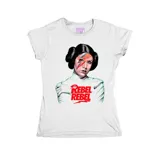 Remera blanca de corte entallado con estampa frontal que combina la imagen de la Princesa Leia con el icónico rayo de David Bowie y el texto Rebel Rebel.