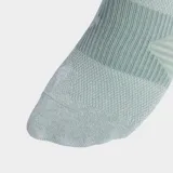 Medias de running Adidas de corte bajo, con tecnología Climacool para ventilación y gestión de la humedad. Presentan un diseño ergonómico con refuerzos en el arco y el logo de la marca en la parte superior.