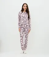 Conjunto de pijama compuesto por una blusa de manga larga con cuello redondo y un pantalón con cintura elástica. Ambas piezas presentan un diseño estampado de corazones en tonos lila y crema.