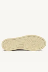 Zapatillas urbanas Autry modelo Dallas Low, color blanco hueso con detalles en marrón en el talón y logo de la marca en el lateral.
