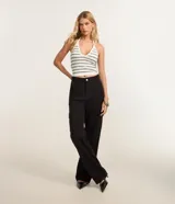 Pantalón de sarga color blanco roto, de corte recto y tiro alto, con bolsillos cargo laterales con solapa.