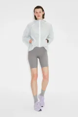 Mallas cortas de correr de talle alto y ajuste ceñido, color gris, con cintura ancha y bolsillo oculto en la parte trasera.