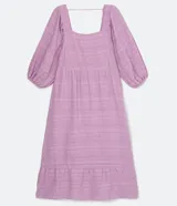 Vestido midi lila de algodón con escote cuadrado, mangas 3/4 abullonadas con elástico en el puño y falda con volados.