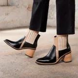 Bota corta de cuero vacuno color negro, con elástico lateral, taco de madera y punta fina.