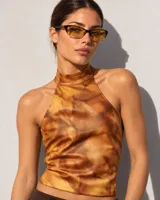 Lentes de sol Amber con silueta rectangular de inspiración noventera, montura de acetato con efecto carey y cristales amarillos con filtro de luz azul.