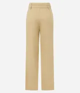 Pantalón de vestir color beige, de corte recto, con cintura alta, trabillas y cinturón cruzado. Presenta pliegues delanteros y bolsillos laterales.