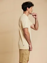 Remera color crema de algodón con cuello redondo y mangas cortas.