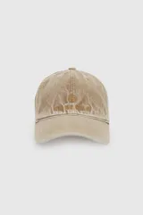 Gorra de algodón con visera curva y efecto gastado, color tostado. Presenta paneles estructurados, cierre regulable en la parte posterior y el monograma de la marca bordado en el frente.