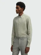 Camisa casual de manga larga marca Boss, confeccionada en lino, con cuello abotonado y cierre frontal con botones.
