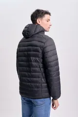 Campera negra capitoneada con capucha y cierre frontal.
