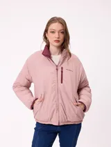 Campera puffer reversible de la marca Rusty, con diseño capitoneado. Presenta cuello alto, cierre frontal completo y logo bordado en el pecho. El interior es de un tono contrastante.