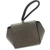 Bolso de mano cubierto de strass plateado con base negra, solapa frontal y manija corta de pulsera en color negro.