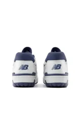 Championes New Balance 550 de cuero blanco con detalles en azul marino.