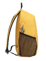 Mochila Caterpillar modelo Tokyo Urban Backpack en color amarillo, confeccionada en poliéster con revestimiento. Cuenta con un compartimento principal, bolsillos laterales de malla negra, asa superior y detalles de la marca en contraste.