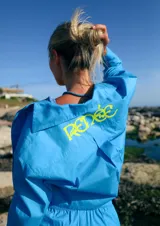 Camisa celeste de manga larga confeccionada en poplín de algodón. Tiene largo a la cintura y canesú estampado en plastisol.