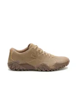 Sneakers de hombre Caterpillar modelo Gridlock Lo, color marrón, confeccionados en cuero vacuno con acabado efecto gamuza. Cuentan con cordones tono sobre tono, logotipo de la marca en el lateral y una distintiva suela de goma con relieve dentado que se extiende hacia la puntera y el talón.