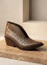 Botín de cuero vacuno con textura de reptil, diseño de corte bajo con abertura lateral en forma de V y taco cuadrado de madera.