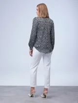 Camisa de satén estampado con lunares blancos sobre fondo negro, de la marca Zac & Rachel.