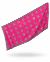 Pashmina fucsia y gris con estampado floral en patrón de rombos y bordes con flecos cortos.