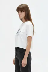 Remera cropped de algodón gris oscuro, con cuello redondo, manga corta y estampa frontal de conejo con estrellas.